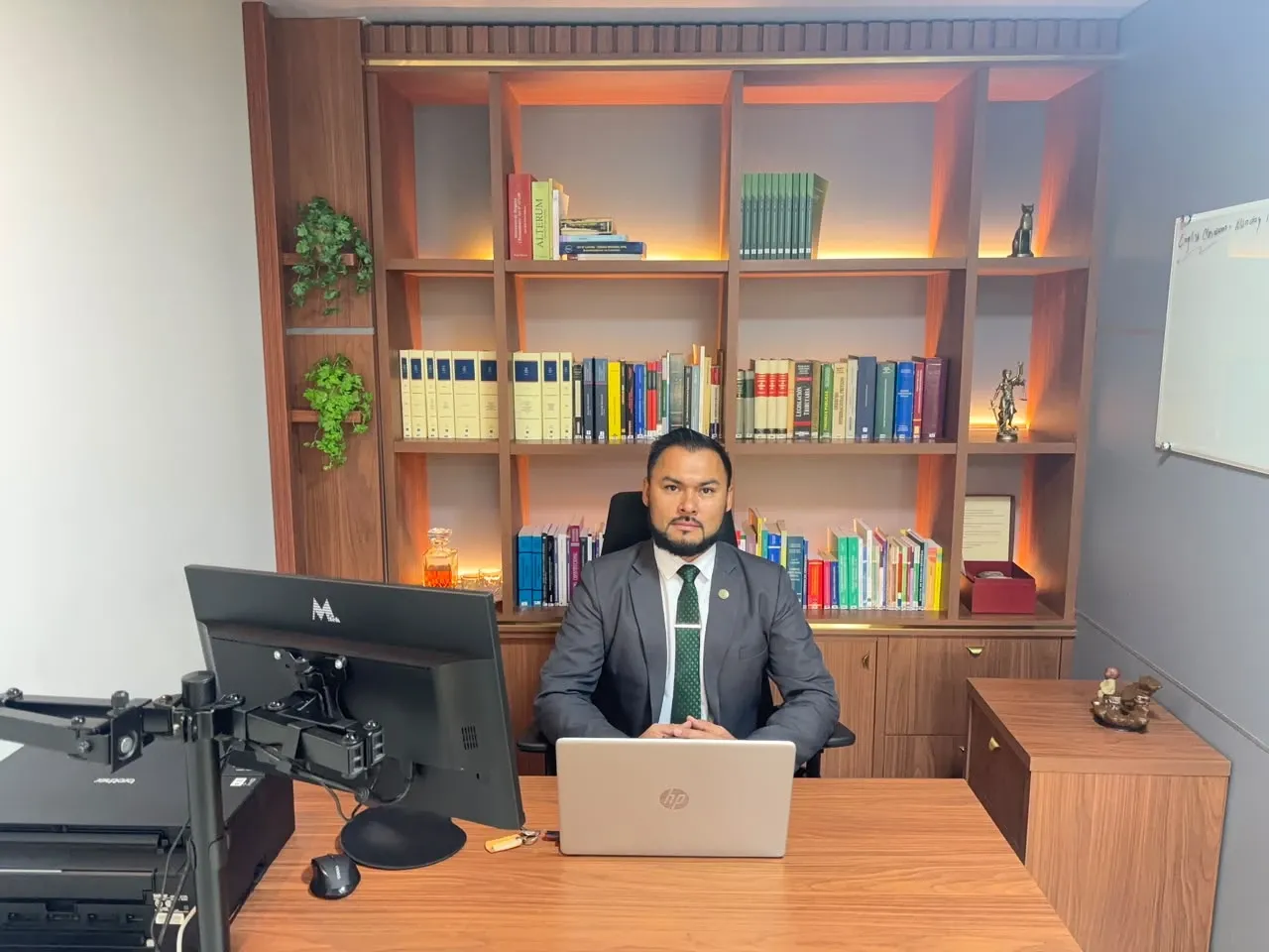 Abg. Blas Armando Acosta Mercado en la oficina de Monday Consultora & Despacho Jurídico